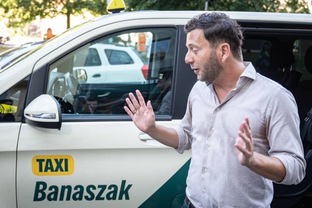 Felix Banaszak, Bundesvorsitzender BÜNDNIS 90 DIE GRÜNEN, startet zu seiner Sommertour 2026 unter dem Motto Taxi Banaszak;Taxi Banaszak Sommertour von Felix Banaszak startet in Berlin, Berlin Berlin Deutschland Parteizentrale *** Felix Banaszak, Federal Chair of BÜNDNIS 90 THE GREENS, kicks off his 2026 summer tour under the slogan Taxi Banaszak. Felix Banaszak’s Taxi Banaszak summer tour begins in Berlin, Berlin, Berlin, Germany, at the party headquarters.