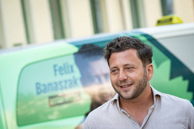 Felix Banaszak, Bundesvorsitzender BÜNDNIS 90 DIE GRÜNEN, startet zu seiner Sommertour 2026 unter dem Motto Taxi Banaszak;Taxi Banaszak Sommertour von Felix Banaszak startet in Berlin, Berlin Berlin Deutschland Parteizentrale *** Felix Banaszak, Federal Chair of BÜNDNIS 90 THE GREENS, kicks off his 2026 summer tour under the slogan Taxi Banaszak. Felix Banaszak’s Taxi Banaszak summer tour begins in Berlin, Berlin, Berlin, Germany, at the party headquarters.
