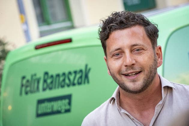 Felix Banaszak, Bundesvorsitzender BÜNDNIS 90 DIE GRÜNEN, startet zu seiner Sommertour 2026 unter dem Motto Taxi Banaszak;Taxi Banaszak Sommertour von Felix Banaszak startet in Berlin, Berlin Berlin Deutschland Parteizentrale *** Felix Banaszak, Federal Chair of BÜNDNIS 90 THE GREENS, kicks off his 2026 summer tour under the slogan Taxi Banaszak. Felix Banaszak’s Taxi Banaszak summer tour begins in Berlin, Berlin, Berlin, Germany, at the party headquarters.