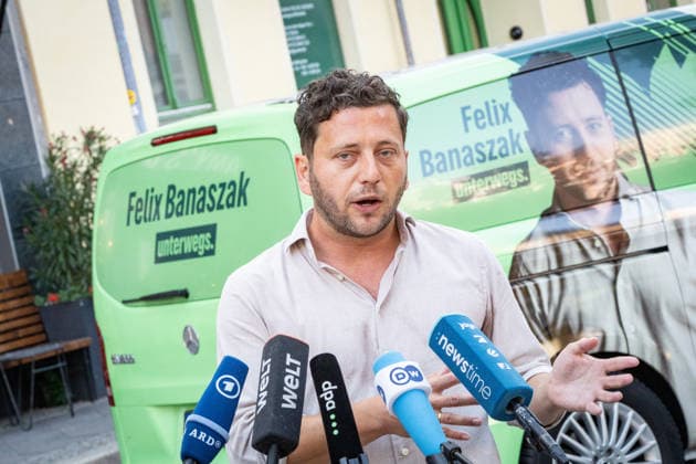 Felix Banaszak, Bundesvorsitzender BÜNDNIS 90 DIE GRÜNEN, startet zu seiner Sommertour 2026 unter dem Motto Taxi Banaszak;Taxi Banaszak Sommertour von Felix Banaszak startet in Berlin, Berlin Berlin Deutschland Parteizentrale *** Felix Banaszak, Federal Chair of BÜNDNIS 90 THE GREENS, kicks off his 2026 summer tour under the slogan Taxi Banaszak. Felix Banaszak’s Taxi Banaszak summer tour begins in Berlin, Berlin, Berlin, Germany, at the party headquarters.