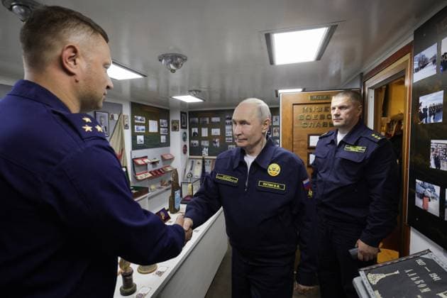 Russia Putin Far Eastern Federal District 9220820 12.08.2026 Russian President Vladimir Putin, accompanied by Pacific Fleet Commander-in-Chief Admiral Viktor Liina, visits the Guards missile cruiser Varyag during the final stage of the Pacific Fleet s exercises off the coast of Sakhalin region, Russia. Gavriil Grigorov Sputnik Sakhalin Region Russia  Copyright: xGavriilxGrigorovx