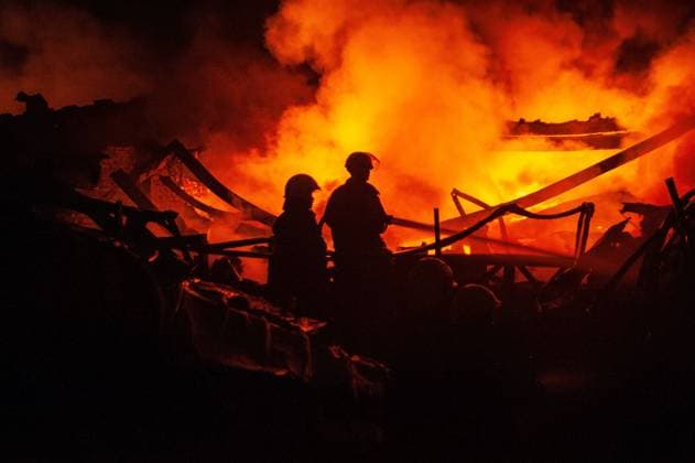 Firefighters battle factory blaze in East Jakarta JAKARTA, INDONESIA AUGUST 12, 2026: Firefighters extinguishing fires at a frame factory in Duren Sawit, East Jakarta, on August 12, 2026. A total of 22 fire units from Jakarta and Bekasi were deployed to put out the blaze. Jakarta Indonesia Copyright: x xGabrixPerboirexWilhelminhoxRinggixSenggax xJNAxPressx