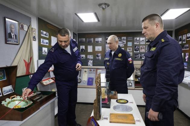 Russia Putin Far Eastern Federal District 9220825 12.08.2026 Russian President Vladimir Putin, accompanied by Pacific Fleet Commander-in-Chief Admiral Viktor Liina, visits the Guards missile cruiser Varyag during the final stage of the Pacific Fleet s exercises off the coast of Sakhalin region, Russia. Gavriil Grigorov Sputnik Sakhalin Region Russia  Copyright: xGavriilxGrigorovx
