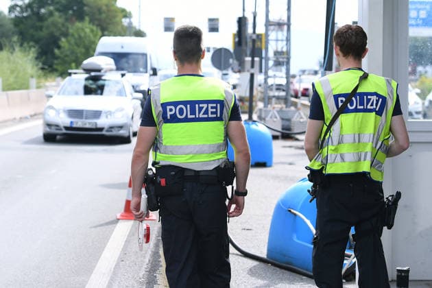 Grenzkontrollen an der deutsch-österreichischen Grenze am 11.08.2026 am Grenzübergang Walserberg Grenzkontrollen der Bayerischen Bereitschaftspolizei und Bundespolizei am 11.08.2026 an der deutsch-österreichischen Grenze am Grenzübergang Walserberg. *** Border checks at the German-Austrian border on August 11, 2026, at the Walserberg border crossing; border checks conducted by the Bavarian Riot Police and the Federal Police on August 11, 2026, at the German-Austrian border at the Walserberg border crossing xRx