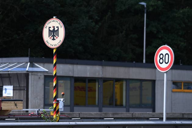Grenzkontrollen an der deutsch-österreichischen Grenze am 11.08.2026 am Grenzübergang Walserberg Grenzkontrollen der Bayerischen Bereitschaftspolizei und Bundespolizei am 11.08.2026 an der deutsch-österreichischen Grenze am Grenzübergang Walserberg. *** Border checks at the German-Austrian border on August 11, 2026, at the Walserberg border crossing; border checks conducted by the Bavarian Riot Police and the Federal Police on August 11, 2026, at the German-Austrian border at the Walserberg border crossing xRx