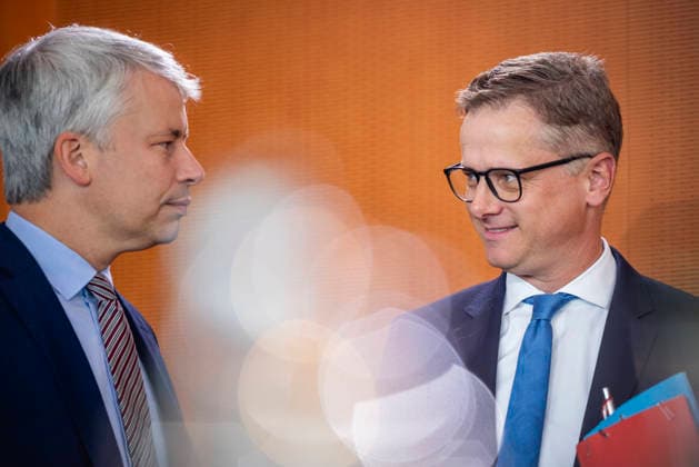 (L-R) Steffen Bilger (CDU), Bundesminister fuer Verkehr, und Carsten Linnemann (CDU), Bundesminister fuer Gesundheit, aufgenommen im Rahmen einer Kabinettssitzung in Berlin, 12.08.2026. Berlin Deutschland *** L R Steffen Bilger (CDU), Federal Minister of Transportation, and Carsten Linnemann (CDU), Federal Minister of Health, photographed during a cabinet meeting in Berlin, August 12, 2026, Berlin, Germany Copyright: xJulianexSonntagx