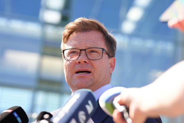Pressestatement von Bundesumweltminister Schneider vor dem Bundeskanzleramt Bundesumweltminister Carsten Schneider im Portrait beim Pressestatement im Nachgang der Kabinettsitzung des Bundeskabinett vor dem Bundeskanzleramt, Berlin, 12.08.2026 Berlin Berlin Deutschland *** Press Statement by Federal Environment Minister Schneider in Front of the Federal Chancellery: A portrait of Federal Environment Minister Carsten Schneider during his press statement following the Federal Cabinet meeting in front of the Federal Chancellery, Berlin, August 12, 2026, Berlin, Berlin, Germany