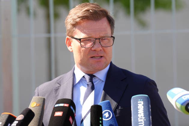 Pressestatement von Bundesumweltminister Schneider vor dem Bundeskanzleramt Bundesumweltminister Carsten Schneider im Portrait beim Pressestatement im Nachgang der Kabinettsitzung des Bundeskabinett vor dem Bundeskanzleramt, Berlin, 12.08.2026 Berlin Berlin Deutschland *** Press Statement by Federal Environment Minister Schneider in Front of the Federal Chancellery: A portrait of Federal Environment Minister Carsten Schneider during his press statement following the Federal Cabinet meeting in front of the Federal Chancellery, Berlin, August 12, 2026, Berlin, Berlin, Germany