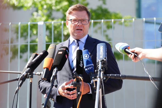 Pressestatement von Bundesumweltminister Schneider vor dem Bundeskanzleramt Bundesumweltminister Carsten Schneider im Portrait mit Gestik beim Pressestatement im Nachgang der Kabinettsitzung des Bundeskabinett vor dem Bundeskanzleramt, Berlin, 12.08.2026 Berlin Berlin Deutschland *** Press Statement by Federal Environment Minister Schneider in Front of the Federal Chancellery: A portrait of Federal Environment Minister Carsten Schneider gesturing during his press statement following the Federal Cabinet meeting in front of the Federal Chancellery, Berlin, August 12, 2026, Berlin, Berlin, Germany