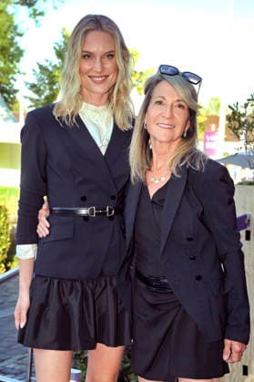 Kim Hnizdo mit Mutter Martina Hnizdo bei der Media Night der FEI World Championships Aachen 2026 im Champions Circle am Reitstadion. Aachen, 11.08.2026 *** Kim Hnizdo with her mother, Martina Hnizdo, at the Media Night for the 2026 FEI World Championships Aachen in the Champions Circle at the Aachen Equestrian Stadium, August 11, 2026 Foto:xC.xAdolph xFuturexImagex fei_6959