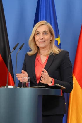 Pressekonferenz mit Bundesministerin Warken und Innenminister Dobrindt zur Reform des Rechts der Nachrichtendienste Bundesministerin Nina Warken im Portrait bei der Pressekonferenz im Nachgang der Sitzung des Bundeskabinett zur Reform des Rechts der Nachrichtendienste, Berlin, 12.08.2026 Berlin Berlin Deutschland *** Press conference with Federal Minister Warken and Interior Minister Dobrindt on the reform of intelligence service legislation. A portrait of Federal Minister Nina Warken at the press conference following the Federal Cabinet meeting on the reform of intelligence service legislation, Berlin, August 12, 2026, Berlin, Berlin, Germany