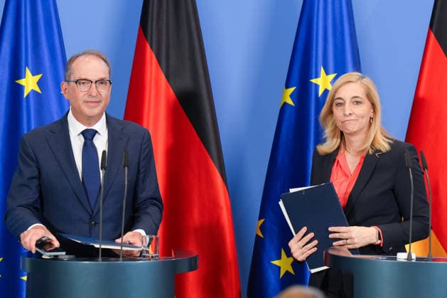 Pressekonferenz mit Bundesministerin Warken und Innenminister Dobrindt zur Reform des Rechts der Nachrichtendienste Bundesinnenminister Alexander Dobrindt gemeinsam mit Bundesministerin und Chefin des Kanzleramt Nina Warken bei der Pressekonferenz im Nachgang der Sitzung des Bundeskabinett zur Reform des Rechts der Nachrichtendienste im Bundeskanzleramt, Berlin, 12.08.2026 Berlin Berlin Deutschland *** Press Conference with Federal Minister Warken and Interior Minister Dobrindt on the Reform of Intelligence Service Legislation Federal Interior Minister Alexander Dobrindt alongside Federal Minister and Head of the Federal Chancellery Nina Warken at the press conference following the Federal Cabinet meeting on the reform of intelligence serv