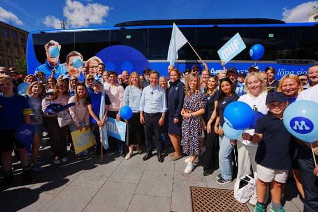 UPPSALA, SVERIGE 20260812 Moderaternas partiledare och statsminister Ulf Kristersson (M), Therez Almerfors, kommunalrad och gruppledare för Moderaterna i Uppsala kommun, och EU-minister Jessica Rosencrantz (M) fortsätter sin bussturnÃ med att valkampanja i Uppsala. UPPSALA SVERIGE x10658x *** UPPSALA, SWEDEN, August 12, 2026: Moderate Party leader and Prime Minister Ulf Kristersson (M), Therez Almerfors, city council member and Moderate Party caucus leader in Uppsala Municipality, and EU Minister Jessica Rosencrantz (M) continue their bus tour to campaign in Uppsala UPPSALA, SWEDEN x10658x  Copyright: xMagnusxLejhall TTx MODERATERNAS BUSSTURNÃˆ UPPSALA fWTe-yYHJR4