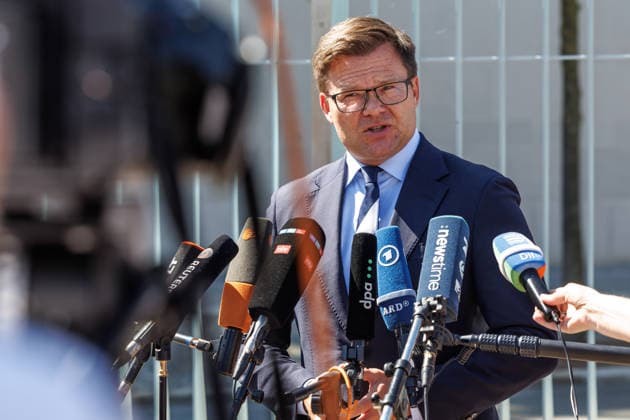Statement von Carsten Schneider (SPD), Minister fuer Umwelt, Klimaschutz, Naturschutz und nukleare Sicherheit vor dem Bundeskanzleramt in Berlin am 12. August 2026. Berlin Berlin Deutschland Kanzleramt *** Statement by Carsten Schneider (SPD), Minister for the Environment, Climate Action, Nature Conservation, and Nuclear Safety, in front of the Federal Chancellery in Berlin on August 12, 2026, Berlin, Germany, Federal Chancellery