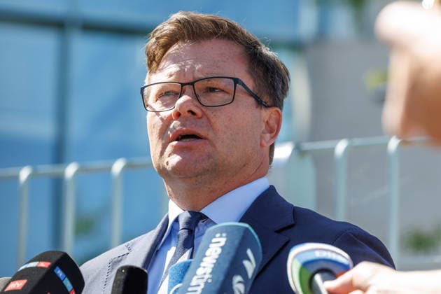Statement von Carsten Schneider (SPD), Minister fuer Umwelt, Klimaschutz, Naturschutz und nukleare Sicherheit vor dem Bundeskanzleramt in Berlin am 12. August 2026. Berlin Berlin Deutschland Kanzleramt *** Statement by Carsten Schneider (SPD), Minister for the Environment, Climate Action, Nature Conservation, and Nuclear Safety, in front of the Federal Chancellery in Berlin on August 12, 2026, Berlin, Germany, Federal Chancellery