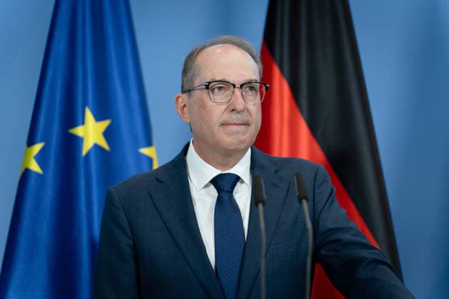 Alexander Dobrindt, zur Reform des Rechts der Nachrichtendienste Berlin, Bundeskanzleramt, Pressekonferenz, Bundesinnenminister, Alexander Dobrindt Berlin Berlin GER *** Alexander Dobrindt, on the reform of intelligence service legislation; Berlin, Federal Chancellery, press conference, Federal Minister of the Interior, Alexander Dobrindt; Berlin, Berlin, GER
