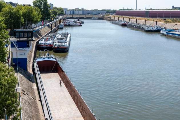 Pegel Ruhrort: Laut Vorhersage 1,33 m - der bisherige historische Tiefststand liegt bei 1,53. 12.08.2026 Duisburg ** NUR FÜR REDAKTIONELLE ZWECKE ** EDITORIAL USE ONLY **<p>Pegel Ruhrort: Laut Vorhersage 1,33 m - der bisherige historische Tiefststand liegt bei 1,53. 12.08.2026 Duisburg Deutschland NRW Duisburg Copyright: DanielxAttia *** Ruhrort Water Level: Forecast 1.33 m; the previous all-time low is 1.53 m. August 12, 2026, Duisburg ** FOR EDITORIAL USE ONLY ** EDITORIAL USE ONLY ** p Ruhrort Water Level: Forecast at 1.33 m; the previous all-time low is 1.53. August 12, 2026, Duisburg, Germany, North Rhine-Westphalia (NRW), Duisburg. Copyright DanielxAttia Copyright: DanielxAttia doc874jxp049bn11uk24e8e ,EDITORIAL USE ONLY