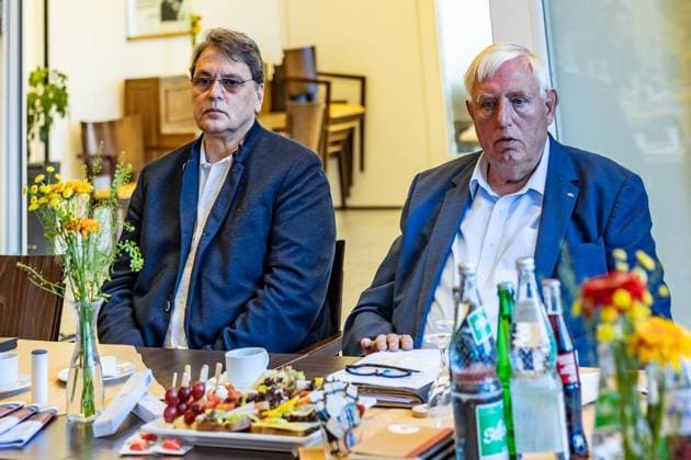 Laumann im Alfred-Delp-Haus ** NUR FÜR REDAKTIONELLE ZWECKE ** EDITORIAL USE ONLY **<p>Gesundheitsminister Laumann besucht am Mittwoch, den 12.08.2026 die Senioreneinrichtung Alfred-Delp-Haus in Dinslaken. Es geht um Klimatisierung. Links: Caritas Direktor Michael van Meerbeck. Deutschland NRW Dinslaken Copyright: ErwinxPottgiesser *** Laumann at the Alfred Delp Haus ** FOR EDITORIAL USE ONLY ** EDITORIAL USE ONLY ** Health Minister Laumann will visit the Alfred Delp Haus senior care facility in Dinslaken on Wednesday, August 12, 2026. The focus will be on air conditioning. Left: Caritas Director Michael van Meerbeck. Germany, North Rhine-Westphalia, Dinslaken. Copyright ErwinxPottgiesser Copyright: ErwinxPottgiesser doc874k0asl0sxbewe5g99 ,EDITORIAL USE ONLY