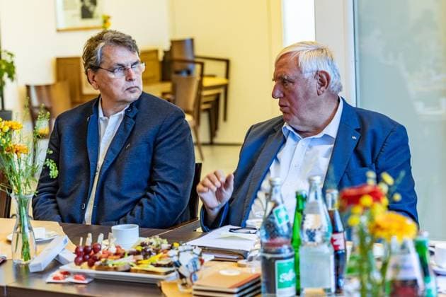 Laumann im Alfred-Delp-Haus ** NUR FÜR REDAKTIONELLE ZWECKE ** EDITORIAL USE ONLY **<p>Gesundheitsminister Laumann besucht am Mittwoch, den 12.08.2026 die Senioreneinrichtung Alfred-Delp-Haus in Dinslaken. Es geht um Klimatisierung. Links: Caritas Direktor Michael van Meerbeck. Deutschland NRW Dinslaken Copyright: ErwinxPottgiesser *** Laumann at the Alfred Delp Haus ** FOR EDITORIAL USE ONLY ** EDITORIAL USE ONLY ** Health Minister Laumann will visit the Alfred Delp Haus senior care facility in Dinslaken on Wednesday, August 12, 2026. The focus will be on air conditioning. Left: Caritas Director Michael van Meerbeck. Germany, North Rhine-Westphalia, Dinslaken. Copyright ErwinxPottgiesser Copyright: ErwinxPottgiesser doc874k0b1goio3oybv93c ,EDITORIAL USE ONLY