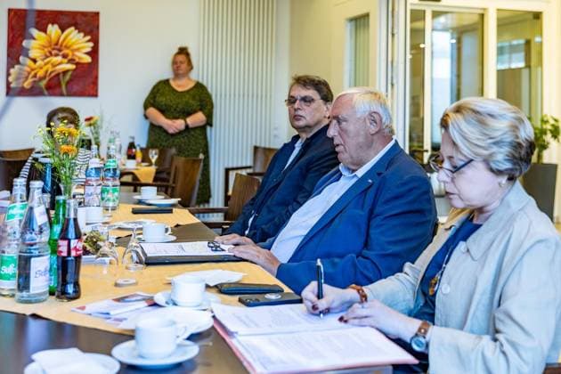 Laumann im Alfred-Delp-Haus ** NUR FÜR REDAKTIONELLE ZWECKE ** EDITORIAL USE ONLY **<p>Gesundheitsminister Laumann besucht am Mittwoch, den 12.08.2026 die Senioreneinrichtung Alfred-Delp-Haus in Dinslaken. Es geht um Klimatisierung. Personen von links: Caritas Direktor Michael van Meerbeck, Karl-Josef Laumann und Heike Weiß. Deutschland NRW Dinslaken Copyright: ErwinxPottgiesser *** Laumann at the Alfred Delp Haus ** FOR EDITORIAL USE ONLY ** EDITORIAL USE ONLY ** Health Minister Laumann will visit the Alfred Delp Haus senior living facility in Dinslaken on Wednesday, August 12, 2026. The visit focuses on air conditioning. People pictured from left: Caritas Director Michael van Meerbeck, Karl Josef Laumann, and Heike Weiß. Germany, North Copyright: ErwinxPottgiesser doc874k1cyl94nr54bfgiy ,EDITORIAL USE ONLY