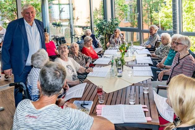 Laumann im Alfred-Delp-Haus ** NUR FÜR REDAKTIONELLE ZWECKE ** EDITORIAL USE ONLY **<p>Gesundheitsminister Laumann, hier im Gemeinschaftsraum, besucht am Mittwoch, den 12.08.2026 die Senioreneinrichtung Alfred-Delp-Haus in Dinslaken. Es geht um Klimatisierung. Deutschland NRW Dinslaken Copyright: ErwinxPottgiesser *** Laumann at the Alfred Delp Haus ** FOR EDITORIAL USE ONLY ** EDITORIAL USE ONLY ** Health Minister Laumann, pictured here in the common room, visited the Alfred Delp Haus senior living facility in Dinslaken on Wednesday, August 12, 2026. The visit focused on air conditioning. Germany, North Rhine-Westphalia, Dinslaken. Copyright ErwinxPottgiesser Copyright: ErwinxPottgiesser doc874k1dgrswz1bpteke8e ,EDITORIAL USE ONLY