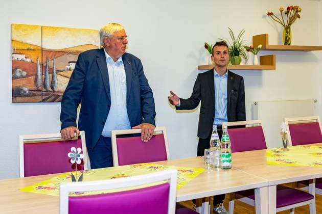 Laumann im Alfred-Delp-Haus ** NUR FÜR REDAKTIONELLE ZWECKE ** EDITORIAL USE ONLY **<p>Gesundheitsminister Laumann besucht am Mittwoch, den 12.08.2026 die Senioreneinrichtung Alfred-Delp-Haus in Dinslaken. Es geht um Klimatisierung. Benedikt van Meerbeck, rechts, führt durch die Einrichtung. Deutschland NRW Dinslaken Copyright: ErwinxPottgiesser *** Laumann at the Alfred Delp Haus ** FOR EDITORIAL USE ONLY ** EDITORIAL USE ONLY ** Health Minister Laumann will visit the Alfred Delp Haus senior care facility in Dinslaken on Wednesday, August 12, 2026. The focus is on air conditioning. Benedikt van Meerbeck, on the right, gives a tour of the facility. Germany, North Rhine-Westphalia, Dinslaken. Copyright ErwinxPottgiesser Copyright: ErwinxPottgiesser doc874k1djlms56k3hr96n ,EDITORIAL USE ONLY
