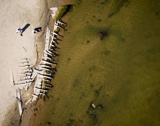 SPYCK - Drone photo of the wreck of the sunken ship De Hoop from 1895, which has become visible due to the low water level in the Rhine between Tolkamer and Spijk. The discharge of the Rhine is lower than ever recorded. SEM VAN DER WAL ANP netherlands out - belgium out  Copyright: xx x565317918x originalFilename: 565317918.jpg