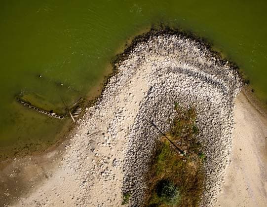 SPYCK - Drone photo of the wreck of a sunken ship that has become visible due to the low water level in the Rhine between Tolkamer and Spijk. The discharge of the Rhine is lower than ever recorded. SEM VAN DER WAL ANP netherlands out - belgium out  Copyright: xx x565317920x originalFilename: 565317920.jpg