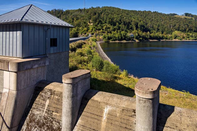 12.08.2026 Blick auf das Wasser der Odertalsperre bei Bad Lauterberg im Landkreis Göttingen in Niedersachsen. Sie ist die südlichste Talsperre der Harzwasserwerke und wurde in den Jahren 1930 - 1933 erbaut und 1934 in Betrieb genommen. Mit einem Staudamm von 310 Meter Länge bietet die Talsperre vor allem Hochwasserschutz für die Region um Bad Lauterberg und kann bis zu 30,6 Millionen m3 Wasser speichern. Neben dem Hochwasserschutz gibt die Talsperre bei der Niedrigwassererhöhung außerdem Wasser an Unterlauf der Oder ab und schützt damit Flora und Fauna im Lebensraum Fluss. Bad Lauterberg Niedersachsen Deutschland *** August 12, 2026: View of the water at the Oder Dam near Bad Lauterberg in the district of Göttingen, Lower Saxony.
