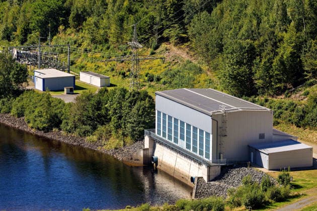12.08.2026 Blick von der Odertalsperre bei Bad Lauterberg im Landkreis Göttingen in Niedersachsen auf das unterhalb gelegene Wasserkraftwerk. Sie ist die südlichste Talsperre der Harzwasserwerke und wurde in den Jahren 1930 - 1933 erbaut und 1934 in Betrieb genommen. Mit einem Staudamm von 310 Meter Länge bietet die Talsperre vor allem Hochwasserschutz für die Region um Bad Lauterberg und kann bis zu 30,6 Millionen m3 Wasser speichern. Neben dem Hochwasserschutz gibt die Talsperre bei der Niedrigwassererhöhung außerdem Wasser an Unterlauf der Oder ab und schützt damit Flora und Fauna im Lebensraum Fluss. Bad Lauterberg Niedersachsen Deutschland *** August 12, 2026: View from the Oder Dam near Bad Lauterberg in the district of Göt