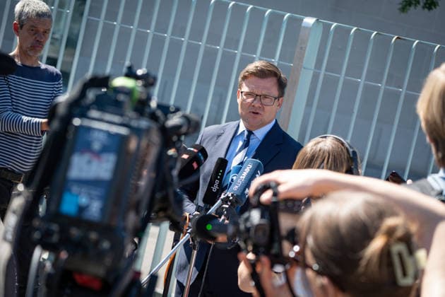 Bundesumweltminister Carsten Schneider gibt nach vorheriger Kabinettssitzung auf dem Bundeskanzleramt ein Pressestatement zur aktuellen Hitzewelle im Sommer 2026;Statement von Bundesumweltminister Carsten Schneider vor dem Bundeskanzleramt, Berlin Berlin Deutschland Bundeskanzleramt *** Federal Environment Minister Carsten Schneider makes a statement to the press following a cabinet meeting at the Federal Chancellery regarding the current heat wave in the summer of 2026. Statement by Federal Environment Minister Carsten Schneider in front of the Federal Chancellery, Berlin, Germany. Federal Chancellery