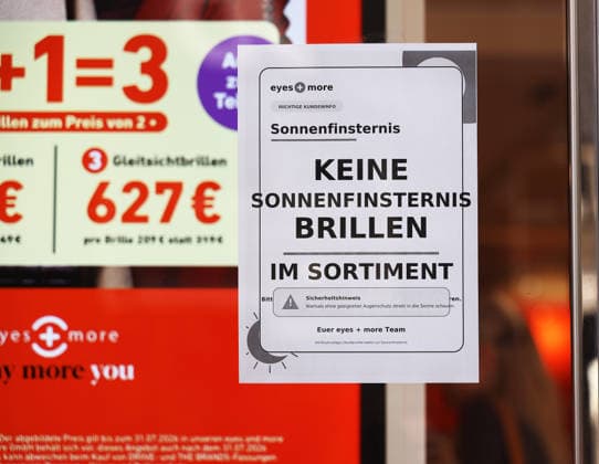 12.08.2026, Deutschland, NRW, Astronomie, Sonnenfinsternis, Aushang bei eyes + more dass es keine Schutzbrillen mehr für die Sonnenfinsternis heute Abend gibt, Sonnenschutzbrille, Brille mit Sonnenschutz, Brillen ausverkauft, Deutschland *** August 12, 2026, Germany, North Rhine-Westphalia, Astronomy, Solar Eclipse, Notice at eyes more stating that there are no more protective glasses available for tonight’s solar eclipse, Sunglasses, Glasses with sun protection, Glasses sold out, Germany Copyright: xD.xKerlekin SnowfieldxPhotographyx SF120826BrillenD2