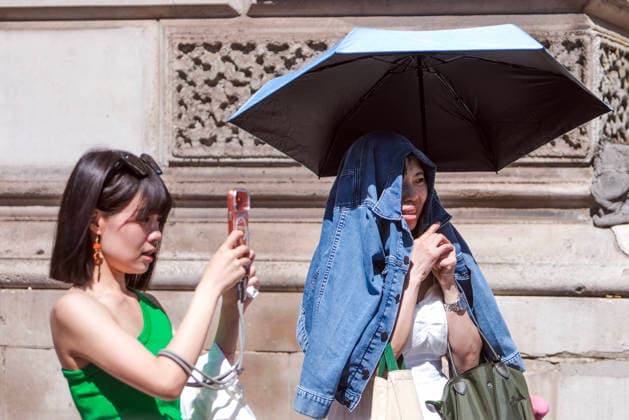. 12 08 2026. London, United Kingdom. Heatwave Continues. Londoners and tourists in Westminster endure the ongoing heatwave.  xMartynxWheatleyx xi-Imagesx IIM-26944-0002