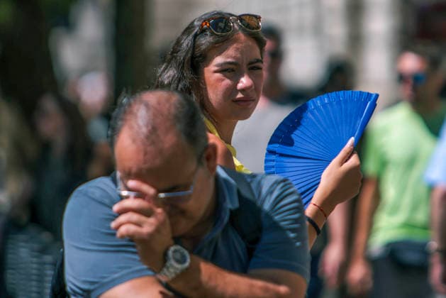 . 12 08 2026. London, United Kingdom. Heatwave Continues. Londoners and tourists in Westminster endure the ongoing heatwave.  xMartynxWheatleyx xi-Imagesx IIM-26944-0003