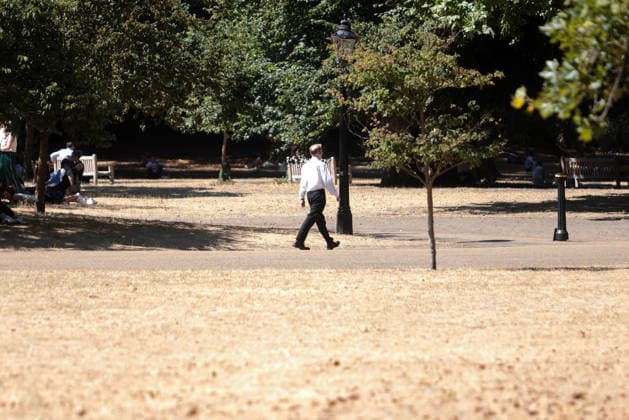 . 12 08 2026. London, United Kingdom. Heatwave Continues. Londoners and tourists in Westminster endure the ongoing heatwave.  xMartynxWheatleyx xi-Imagesx IIM-26944-0009