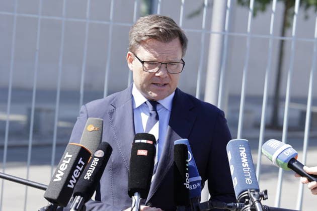 Pressekonferenz nach Kabinettssitzung, Carsten Schneider, Bundesminister für Umwelt, Klimaschutz, Naturschutz und nukleare Sicherheit , Deutschland, Berlin, Bundeskanzleramt, Das Bundeskabinett befasst sich in seiner 55. Sitzung am 12. August 2026 unter anderem mit dem Gesetzentwurf zur Einführung einer Frühstartrente. *** Press Conference Following the Cabinet Meeting, Carsten Schneider, Federal Minister for the Environment, Climate Action, Nature Conservation, and Nuclear Safety, Germany, Berlin, Federal Chancellery, At its 55th meeting on August 12, 2026, the Federal Cabinet will address, among other things, the draft bill to introduce an early retirement pension