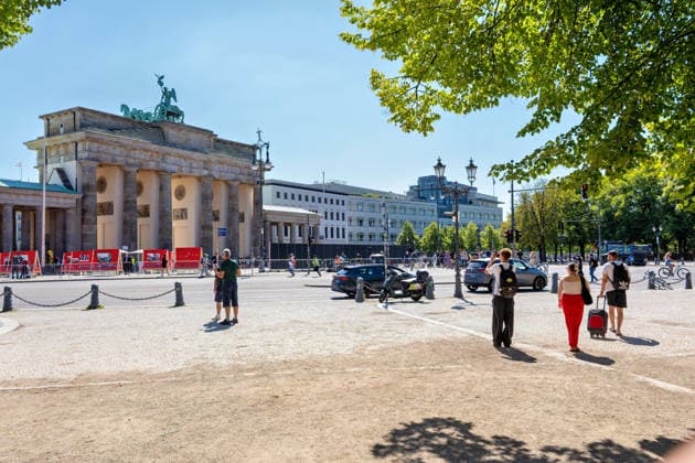 Berlin,12.08.2026,Brandenburger Tor,Platz des 18.März,65 Jahre Mauerbau:Temporärer Erinnerungsort mit großformatiger Installation und Open-Air-Ausstellung von Kulturprojekte Berlin und Stiftung Berliner Mauer. *** Berlin, August 12, 2026, Brandenburg Gate, Platz des 18. März, 65th Anniversary of the Construction of the Berlin Wall: A temporary memorial site featuring a large-scale installation and an open-air exhibition by Kulturprojekte Berlin and the Berlin Wall Foundation