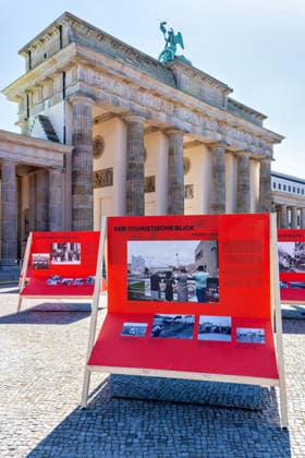 Berlin,12.08.2026,Brandenburger Tor,Platz des 18.März,65 Jahre Mauerbau:Temporärer Erinnerungsort mit großformatiger Installation und Open-Air-Ausstellung von Kulturprojekte Berlin und Stiftung Berliner Mauer. *** Berlin, August 12, 2026, Brandenburg Gate, Platz des 18. März, 65th Anniversary of the Construction of the Berlin Wall: A temporary memorial site featuring a large-scale installation and an open-air exhibition by Kulturprojekte Berlin and the Berlin Wall Foundation