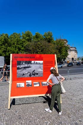 Berlin,12.08.2026,Brandenburger Tor,Platz des 18.März,65 Jahre Mauerbau:Temporärer Erinnerungsort mit großformatiger Installation und Open-Air-Ausstellung von Kulturprojekte Berlin und Stiftung Berliner Mauer. *** Berlin, August 12, 2026, Brandenburg Gate, Platz des 18. März, 65th Anniversary of the Construction of the Berlin Wall: A temporary memorial site featuring a large-scale installation and an open-air exhibition by Kulturprojekte Berlin and the Berlin Wall Foundation