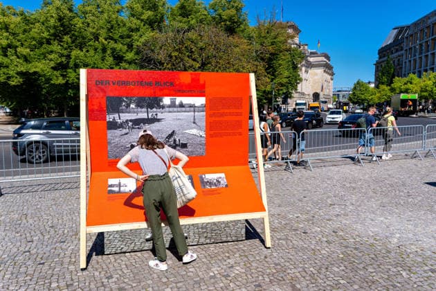 Berlin,12.08.2026,Brandenburger Tor,Platz des 18.März,65 Jahre Mauerbau:Temporärer Erinnerungsort mit großformatiger Installation und Open-Air-Ausstellung von Kulturprojekte Berlin und Stiftung Berliner Mauer. *** Berlin, August 12, 2026, Brandenburg Gate, Platz des 18. März, 65th Anniversary of the Construction of the Berlin Wall: A temporary memorial site featuring a large-scale installation and an open-air exhibition by Kulturprojekte Berlin and the Berlin Wall Foundation