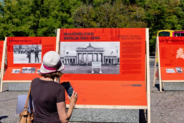Berlin,12.08.2026,Brandenburger Tor,Platz des 18.März,65 Jahre Mauerbau:Temporärer Erinnerungsort mit großformatiger Installation und Open-Air-Ausstellung von Kulturprojekte Berlin und Stiftung Berliner Mauer. *** Berlin, August 12, 2026, Brandenburg Gate, Platz des 18. März, 65th Anniversary of the Construction of the Berlin Wall: A temporary memorial site featuring a large-scale installation and an open-air exhibition by Kulturprojekte Berlin and the Berlin Wall Foundation