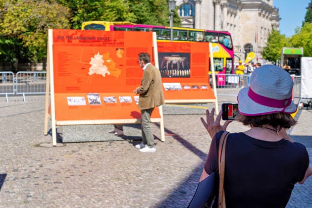 Berlin,12.08.2026,Brandenburger Tor,Platz des 18.März,65 Jahre Mauerbau:Temporärer Erinnerungsort mit großformatiger Installation und Open-Air-Ausstellung von Kulturprojekte Berlin und Stiftung Berliner Mauer. *** Berlin, August 12, 2026, Brandenburg Gate, Platz des 18. März, 65th Anniversary of the Construction of the Berlin Wall: A temporary memorial site featuring a large-scale installation and an open-air exhibition by Kulturprojekte Berlin and the Berlin Wall Foundation