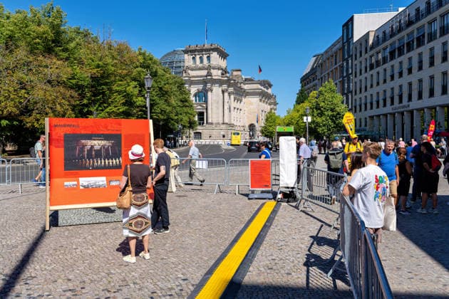 Berlin,12.08.2026,Brandenburger Tor,Platz des 18.März,65 Jahre Mauerbau:Temporärer Erinnerungsort mit großformatiger Installation und Open-Air-Ausstellung von Kulturprojekte Berlin und Stiftung Berliner Mauer. *** Berlin, August 12, 2026, Brandenburg Gate, Platz des 18. März, 65th Anniversary of the Construction of the Berlin Wall: A temporary memorial site featuring a large-scale installation and an open-air exhibition by Kulturprojekte Berlin and the Berlin Wall Foundation