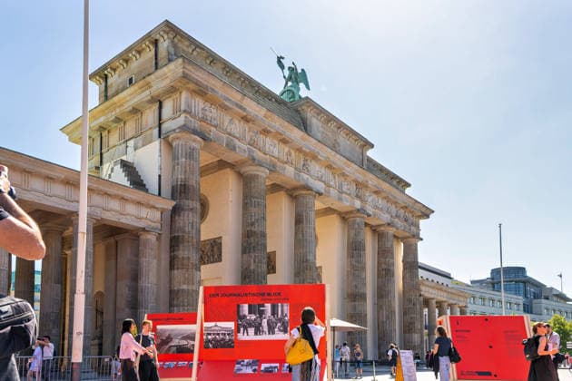 Berlin,12.08.2026,Brandenburger Tor,Platz des 18.März,65 Jahre Mauerbau:Temporärer Erinnerungsort mit großformatiger Installation und Open-Air-Ausstellung von Kulturprojekte Berlin und Stiftung Berliner Mauer. *** Berlin, August 12, 2026, Brandenburg Gate, Platz des 18. März, 65th Anniversary of the Construction of the Berlin Wall: A temporary memorial site featuring a large-scale installation and an open-air exhibition by Kulturprojekte Berlin and the Berlin Wall Foundation