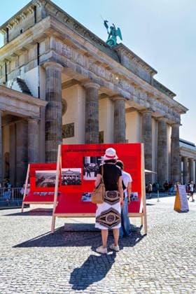 Berlin,12.08.2026,Brandenburger Tor,Platz des 18.März,65 Jahre Mauerbau:Temporärer Erinnerungsort mit großformatiger Installation und Open-Air-Ausstellung von Kulturprojekte Berlin und Stiftung Berliner Mauer. *** Berlin, August 12, 2026, Brandenburg Gate, Platz des 18. März, 65th Anniversary of the Construction of the Berlin Wall: A temporary memorial site featuring a large-scale installation and an open-air exhibition by Kulturprojekte Berlin and the Berlin Wall Foundation
