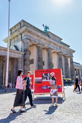 Berlin,12.08.2026,Brandenburger Tor,Platz des 18.März,65 Jahre Mauerbau:Temporärer Erinnerungsort mit großformatiger Installation und Open-Air-Ausstellung von Kulturprojekte Berlin und Stiftung Berliner Mauer. *** Berlin, August 12, 2026, Brandenburg Gate, Platz des 18. März, 65th Anniversary of the Construction of the Berlin Wall: A temporary memorial site featuring a large-scale installation and an open-air exhibition by Kulturprojekte Berlin and the Berlin Wall Foundation