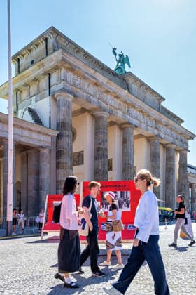 Berlin,12.08.2026,Brandenburger Tor,Platz des 18.März,65 Jahre Mauerbau:Temporärer Erinnerungsort mit großformatiger Installation und Open-Air-Ausstellung von Kulturprojekte Berlin und Stiftung Berliner Mauer. *** Berlin, August 12, 2026, Brandenburg Gate, Platz des 18. März, 65th Anniversary of the Construction of the Berlin Wall: A temporary memorial site featuring a large-scale installation and an open-air exhibition by Kulturprojekte Berlin and the Berlin Wall Foundation