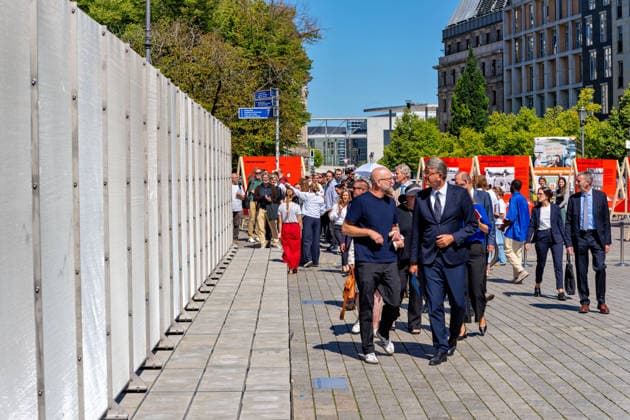 Berlin,12.08.2026,Brandenburger Tor,Platz des 18.März,65 Jahre Mauerbau:Temporärer Erinnerungsort mit großformatiger Installation und Open-Air-Ausstellung von Kulturprojekte Berlin und Stiftung Berliner Mauer.(r.) Kulturstaatsminister Wolfram Weimer *** Berlin, August 12, 2026, Brandenburg Gate, Platz des 18. März, 65th anniversary of the construction of the Berlin Wall: A temporary memorial site featuring a large-scale installation and an open-air exhibition organized by Kulturprojekte Berlin and the Berlin Wall Foundation, in collaboration with Wolfram Weimer, Minister of State for Culture