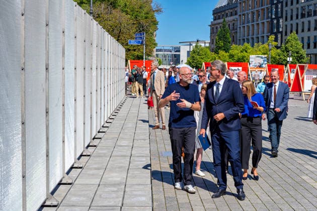 Berlin,12.08.2026,Brandenburger Tor,Platz des 18.März,65 Jahre Mauerbau:Temporärer Erinnerungsort mit großformatiger Installation und Open-Air-Ausstellung von Kulturprojekte Berlin und Stiftung Berliner Mauer.(r.) Kulturstaatsminister Wolfram Weimer *** Berlin, August 12, 2026, Brandenburg Gate, Platz des 18. März, 65th anniversary of the construction of the Berlin Wall: A temporary memorial site featuring a large-scale installation and an open-air exhibition organized by Kulturprojekte Berlin and the Berlin Wall Foundation, in collaboration with Wolfram Weimer, Minister of State for Culture