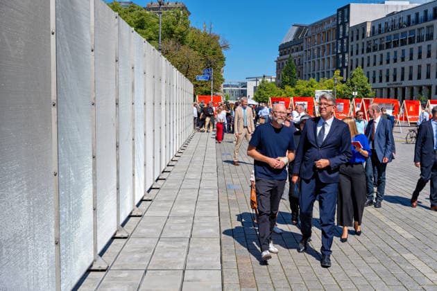 Berlin,12.08.2026,Brandenburger Tor,Platz des 18.März,65 Jahre Mauerbau:Temporärer Erinnerungsort mit großformatiger Installation und Open-Air-Ausstellung von Kulturprojekte Berlin und Stiftung Berliner Mauer.(r.) Kulturstaatsminister Wolfram Weimer *** Berlin, August 12, 2026, Brandenburg Gate, Platz des 18. März, 65th anniversary of the construction of the Berlin Wall: A temporary memorial site featuring a large-scale installation and an open-air exhibition organized by Kulturprojekte Berlin and the Berlin Wall Foundation, in collaboration with Wolfram Weimer, Minister of State for Culture